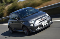 ノーマルの「フィアット500」と比べるとボディーは別物といえるほど強固。正確なステアリングと併せ、クルマがスポーツドライビングを求めてくる。