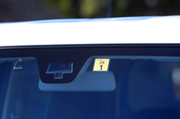 レーザーレーダー（写真）を用いた、低速走行時の衝突被害を軽減するブレーキシステムや、誤発進の抑制機能もセリングポイントだ。
    