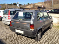 スーパーの駐車場に「売りたし」の貼り紙とともに置かれていた「パンダ」（1988年型）。価格は譲渡法定費用別で700ユーロ（7万5000円）とのこと。