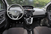 センターメーターはイプシロンの伝統。ピアノブラックに塗装されたセンターパネルが都会的で洗練された雰囲気をかもし出している。