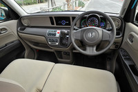 横基調のインパネ形状が特徴的な車内空間。メーカーオプションの「ディスプレイオーディオ」は、ホンダの純正ナビアプリ「インターナビ ポケット」を起動したスマートフォンをつなぐと、ナビ画面を表示することができる。