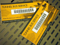 無意味にデカいトンネルバスチケット。車内に備え付けの収受機に通すと、かなりの確率でエラーとなるが、運転手は笑って手で受け取ってくれる。