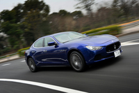 快走する「ギブリS Q4」。その姿は「4ドアサルーンでありながらスポーツクーペのようなスタイル」とアピールされる。
    