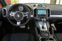 ブラックとシルバーのコントラストがスパルタンな雰囲気を演出する。「GTS」では「スポーツステアリングホイール」が標準装備となる。