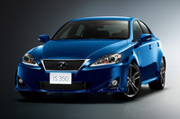 「IS350 F SPORT」。ボディカラーは、専用色エクシードブルーメタリック。ヘッドランプにLEDポジショニングランプが加えられた。