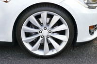 タイヤサイズは19インチと21インチの2種類（北米仕様）。テスト車は245/35ZR21の「コンチネンタル・エクストリームコンタクトDW」を履いていた。