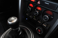 「トヨタ86」のセンターコンソール（写真）上で、シフトレバーの奥に見える青い小さなボタンが、「CAN-Gateway ECU」のオン／オフスイッチ。これを押すことで、車体のドリフトアングルも含めたさまざまなデータが採取されるのだ。