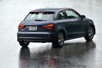 マイナーチェンジで「アウディA1」に追加された新グレード「1.0 TFSI」。アウディ初の3気筒エンジン搭載車である。