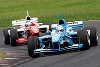 優勝したNo.19 本山哲(Arabian Oasis IMPUL)（写真手前）と、No.40 ビヨン・ビルドハイム(DoCoMo DANDELION)。