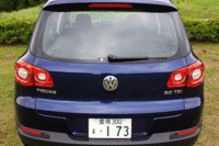 荷物の積み降ろしを邪魔するでっぱりがない、使いやすいスクエアな形状が特徴。内張の素材がいいために、濡れたモノをそのまま放り込むのは躊躇するかもしれない。ラゲージネットは、床に置いた荷物にかぶせて固定することにも使える。
画像をクリックするとシートアレンジのさまが見られます。