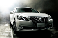 フロントまわりは、「クラウン ロイヤル」に似た表情を見せる。縦のグリルバーが「マジェスタ」の証し。