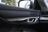 メッキと木目が組みあわされた、凝ったデザインのドアトリム。
