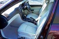 レザーシートを標準装備するラグジュアリー内装の「アーク」。リニアは、ウールと合成繊維のファブリック内装。オプションでレザーシートも用意される。