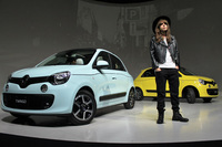 タレントでモデルのIVANさんと、新型「トゥインゴ」のカタログモデルである「インテンス キャンバストップ」（手前）と「インテンス」（奥）。