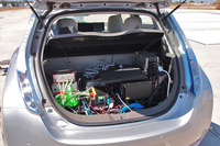 デモカーの荷室には、自動運転を支える機材がぎっしり。これらのコンパクト化も、実用化への大きな課題だ。
    