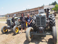 古典トラクター愛好会のメンバーたち。車両はいずれも1957年頃のランディーニ製。ディーゼルエンジンはラジエーターグリル下の球形部分にバーナーを当てて余熱を行う。