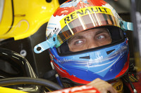 ルノーのルーキーで初のロシア人ドライバー、ビタリー・ペトロフ（写真）は、手強いチームメイト、ロバート・クビサを上回るパフォーマンスを予選、決勝で披露。予選7位から自身最高位の5位でゴールしチーム内外の評判をあげた。クビサは、セーフティカーラン中のピット作業中、ルノーの前方にピットを構えるフォースインディアのエイドリアン・スーティルと接触。この責任を問われ10秒のストップ／ゴーペナルティを受けた後にリタイアした。（写真＝Renault）