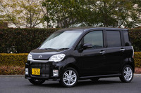 カスタム系（RSグレード）の外観。バンパー類やホイールなどがスポーティなデザインとなる。