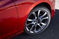 「アテンザセダンXD Lパッケージ」には、19インチの大径アルミホイール（写真）が与えられる。