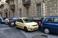 2代目「フィアット・パンダ」。ゴミ収集箱の前に止めてはいけません。