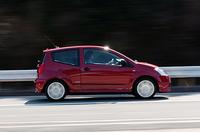 後ろ上がりのジグザグショルダーラインが特徴的。