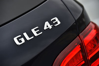 これまで3リッターV6エンジン搭載車は「AMGスポーツモデル」と呼ばれたが、“格上げ”されて「メルセデスAMG 43モデル」に改められた。「GLE43」はその最初の例。