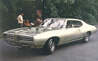 「ポンティアックGTO」
	1964年にデビューしたマッスルカー。開発にはデロリアンが関わっている。GTOというのは「フェラーリ250GTO」を意識した命名。映画に登場するのは、1968年にフルモデルチェンジを受けた2代目モデル。