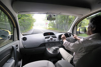 新型ではAピラーが大きく湾曲。ドライバーに良好な視界をもたらす。