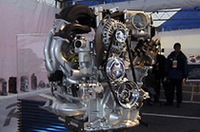 
	【写真上】RX-8
	【写真下】新型ロータリーエンジン「RENESIS（レネシス）」
	 