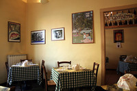 マンボなポスターがちりばめられた店内