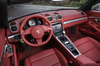 テスト車の内装はオプションの「カレラレッド」（75万3000円）。