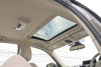 電動ガラスサンルーフは、17万円のオプション。