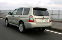 【スペック】2.0XT：全長×全幅×全高＝4485×1735×1585mm／ホイールベース＝2525mm／車重＝1460kg／駆動方式＝4WD／2リッター水平対向4DOHC16バルブターボ・インタークーラー付き（220ps/5500rpm、31.5kgm/3500rpm）／価格＝242万5500円（テスト車＝288万2250円／HIDロービームランプ＋ビルトインHDDナビゲーションシステム＋VTD＆VDC＋セルフレベライザー＋スポーティパッケージ＋クリアビューパックのセット）