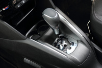 新たに採用されたトルコン式6段ATのシフトセレクター。マニュアルモードを備えており、手動での変速も可能となっている。
