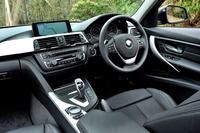 「320dツーリング スポーツ」の室内。試乗車は黒の内装色に、ブラッシュドアルミのトリムを組み合わせている。また走行モード切り替え機構に「スポーツ・プラス」が追加され、シフトセレクターの形状がスポーティーになるオプション「8段スポーツ・オートマチック・トランスミッション」が選択されている。