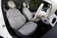 車格に対して意外にたっぷりしたシート。エアバッグは7つが標準。前席のフロント、サイド、ウィンドウ各部がペア。さらに運転席の膝用が備わる。