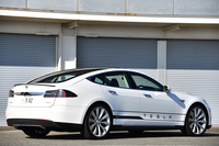 セダンタイプの電気自動車「テスラ・モデルS」。2015年夏からは、4WD車の納車も始まる予定だ。