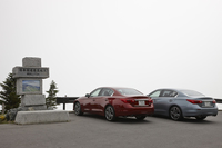 標高2172m地点に建てられた、「日本国道最高地点」の石碑。天気が良ければ、ここからは広大な芳ヶ平を一望することができる。
    