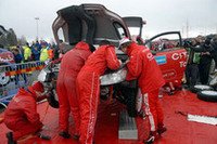 整備中の愛機を見守るローブ。第2戦はリタイアに終わった。