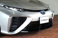 特徴的なデザインのフロントまわり。左右の開口部は、燃料電池システムの冷却と、発電に用いる空気（酸素）を取り込むためのものだ。
    