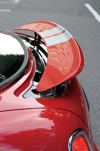 リアエンドには、速度が80km/hを超えると自動的に上昇し、60km/hを下回ると元に戻る「アクティブリヤスポイラー」が備わる。ドライバーの任意による操作も可能。