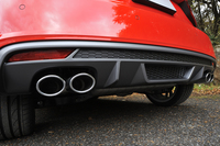 テールパイプは4本に（「A1」は左側2本のみ）。左側の2本には可変フラップが仕込まれており、アウディドライブセレクトを「ダイナミック」にすると排気音が変わる。