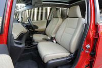 一部グレードのシートでは、サイドサポート部に、より上質なシート地「Gransmooth（グランスムース）」が用いられる。なお、写真は大型サンルーフ「スカイルーフ」装着車のもの。