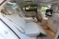 テスト車は、オプション「ショーファーパッケージ」の装着車。後席には、マッサージ機能やエンターテインメントシステムなどが備わる。
    