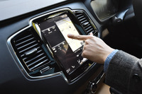 タブレット感覚で画面の操作ができる、9インチのセンターディスプレイ。多くの静電式タッチパネルと異なり、タッチの認識には赤外線が用いられる。手袋をしたままでも操作できるのがメリット。