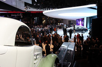 「プジョー・エクリプス」の向こうに、最新の「508」を臨む。