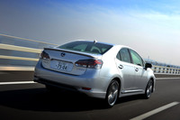 全車、車体の前後にパフォーマンスダンパーを装備。ボディーのスポット溶接も追加され、操縦性のさらなる向上が図られた。