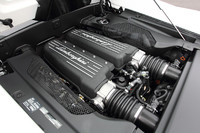 ミドに搭載されるV10エンジンは、550psと55.0kgmを発生。0-100km/h加速を3.9秒でこなし、最高速度は320km/hに達する。