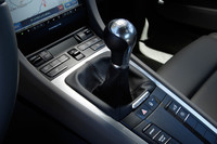 シフトパターンは、左上がリバース、右上が7速となる。