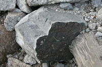 パックリと割れた花崗岩。氷河期、大きな岩は「凍結破砕作用」により徐々に細かくなり、下へと移動していく。